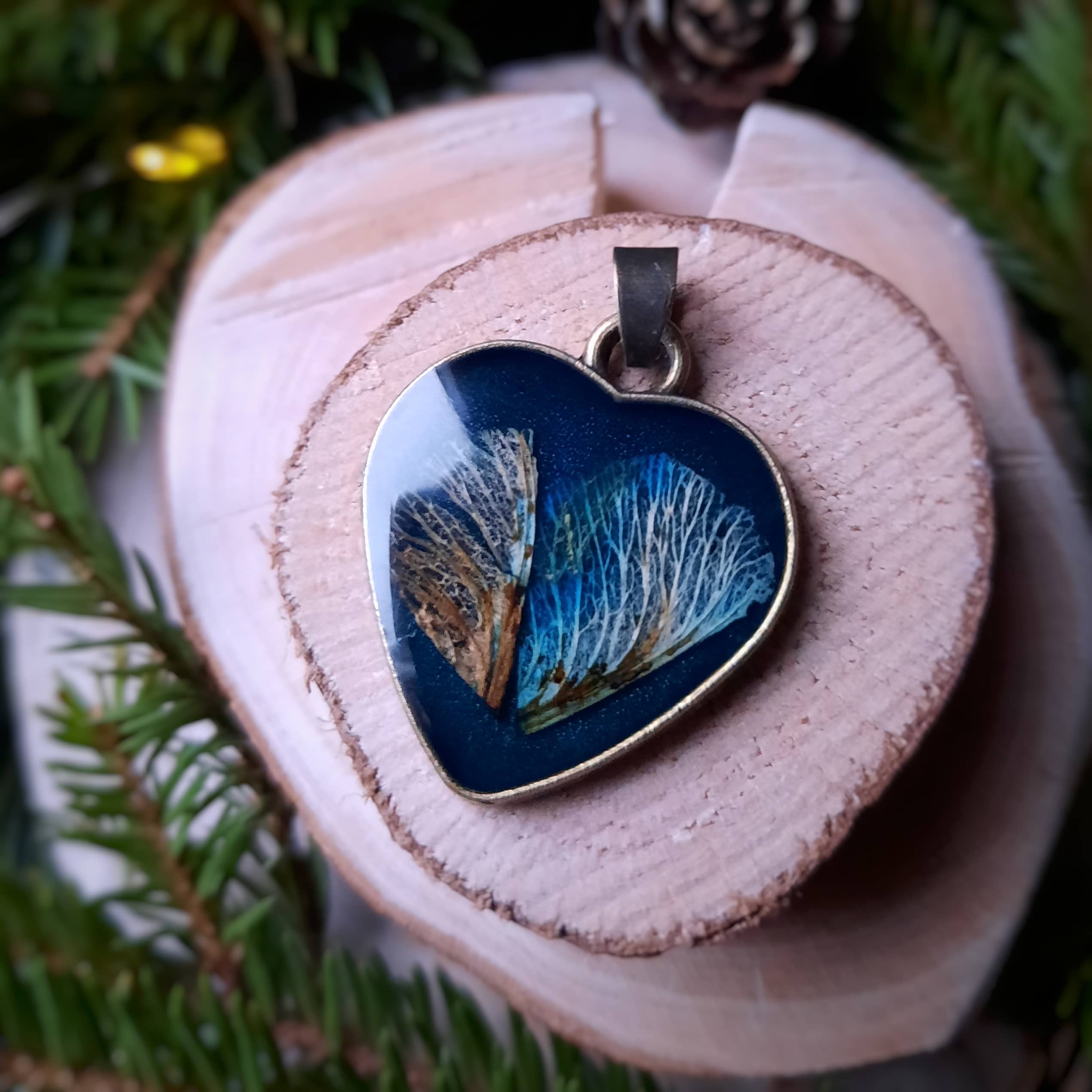 biżuteria w kształcie serce na prezent ze skrzydłami w żywicy